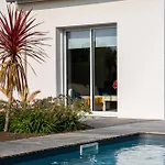 Avec Piscine Privee, Sauna, Jardin Et Parking